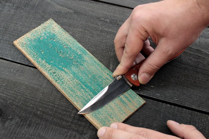 Obtahovací řemen a 2 ks brusné pasty BeaverCraft LS2P11 - Leather Strop + Two Polishing Compounds (Green / White) – Obrázok 3