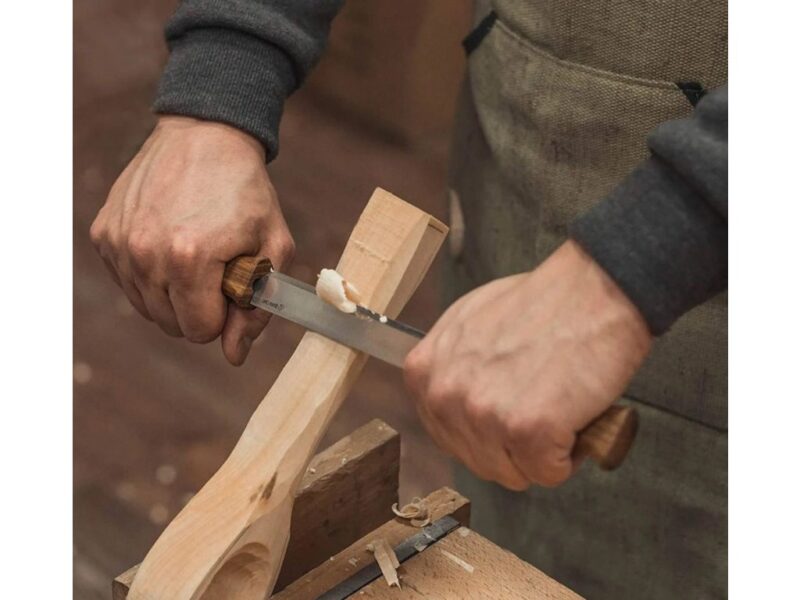 Řezbářský nůž BeaverCraft DK1S - Drawknife with Oak Handle in Leather Sheath - Image 2