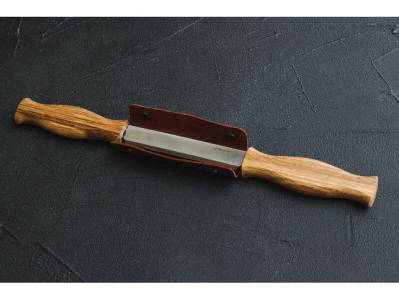 Řezbářský nůž BeaverCraft DK1S - Drawknife with Oak Handle in Leather Sheath - Image 3